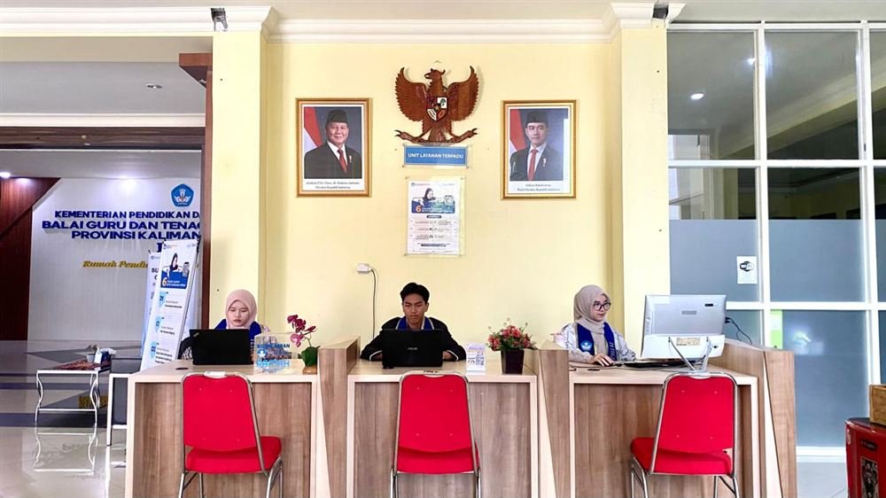 Petugas di Meja Unit Layanan Terpadu BGTK Kalimantan Selatan